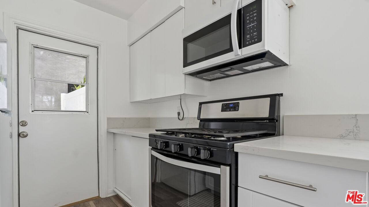 13842 Hamlin St - Photo 3 of 8