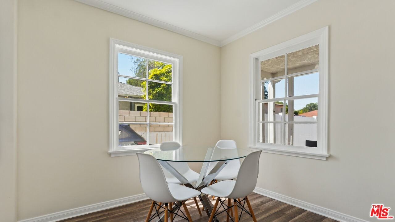 13842 Hamlin St - Photo 4 of 8