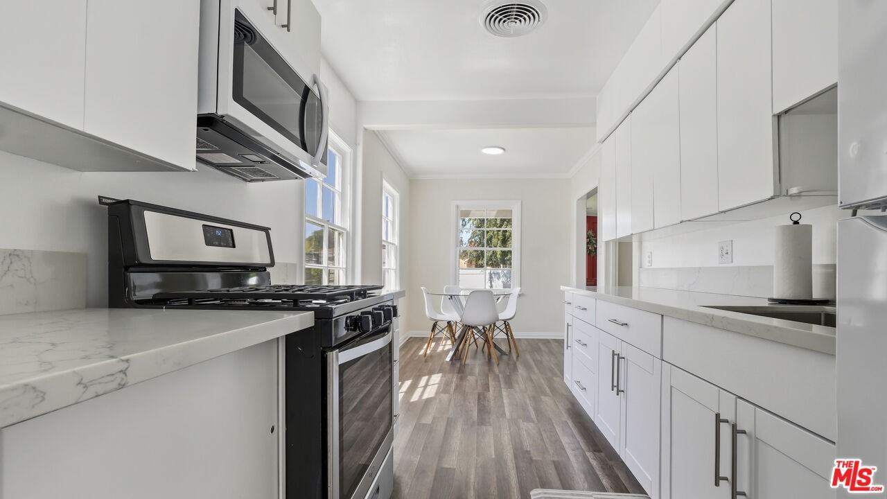 13842 Hamlin St - Photo 5 of 8