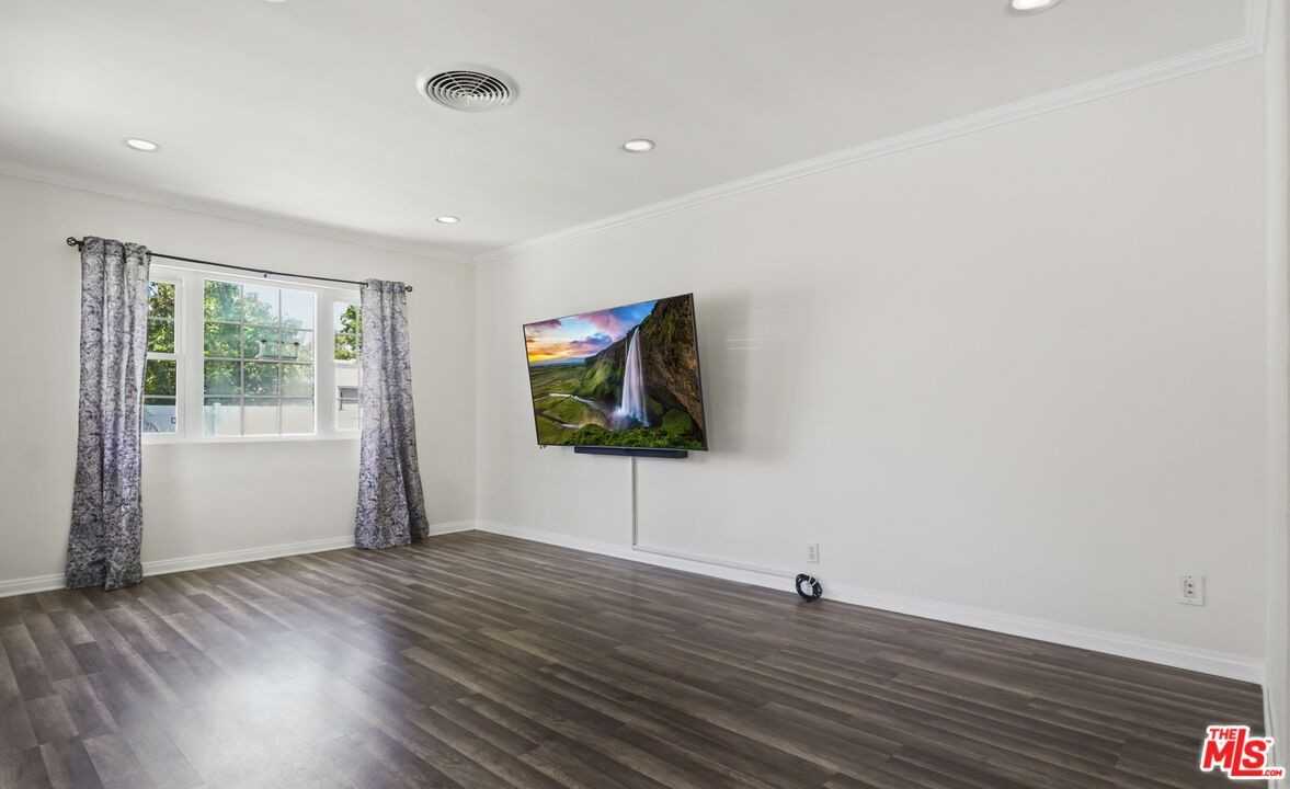 13842 Hamlin St - Photo 6 of 8