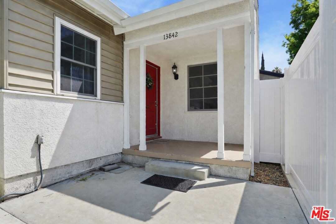 13842 Hamlin St - Photo 7 of 8