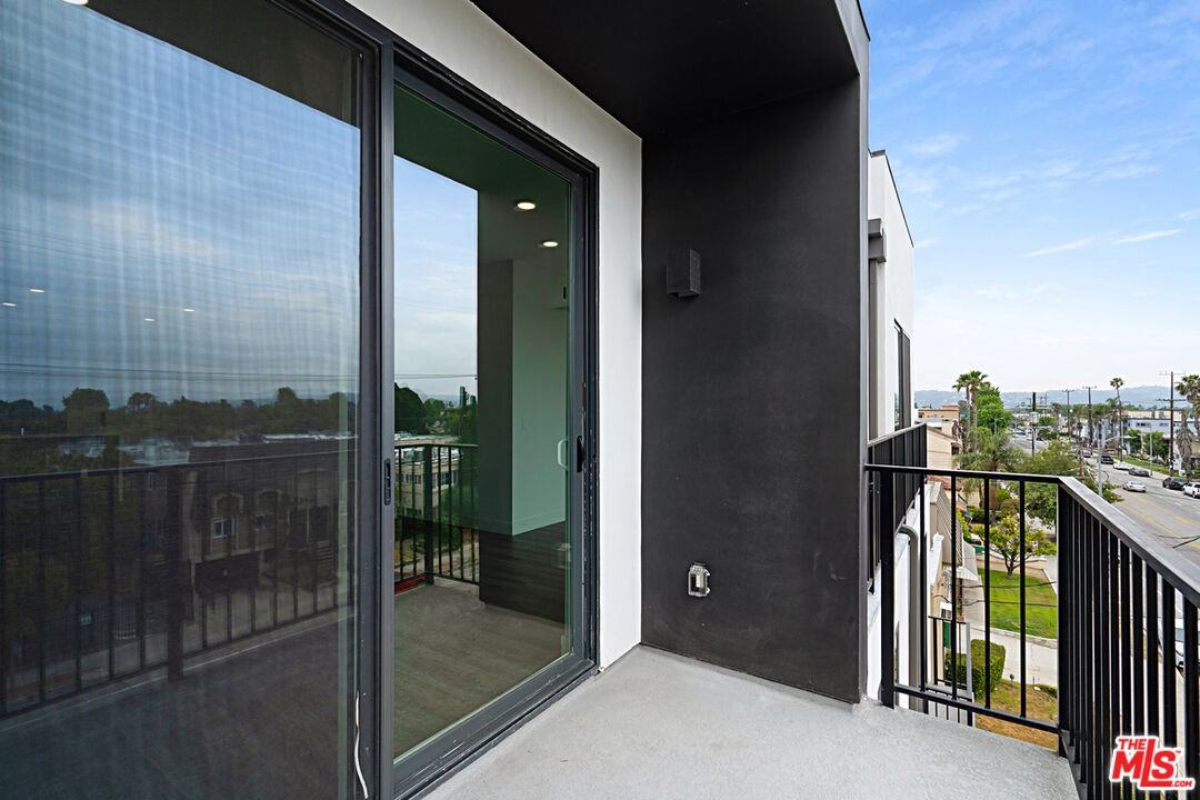 6144 Whitsett Ave #403 - Photo 5 of 8