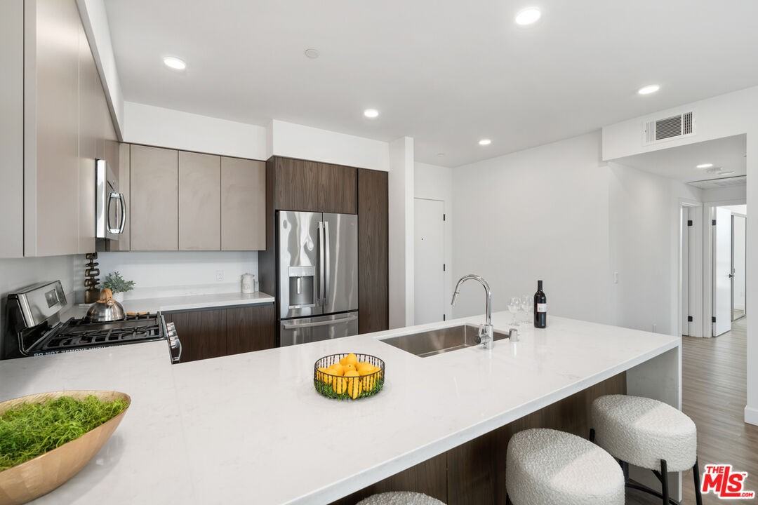 6144 Whitsett Ave #403 - Photo 7 of 8