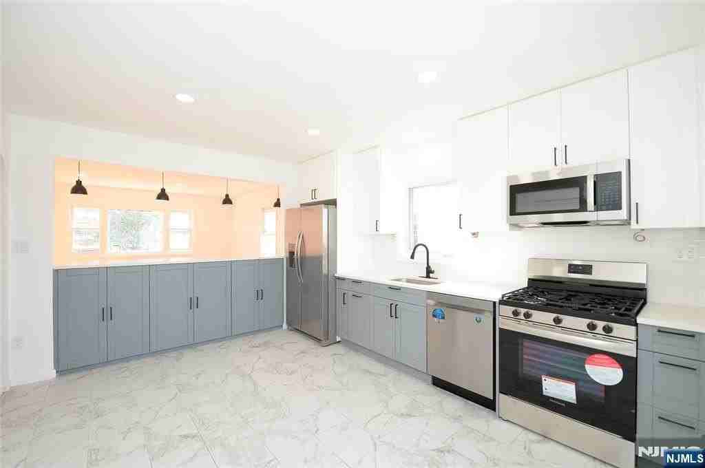 319 7th St - Photo 3 of 16