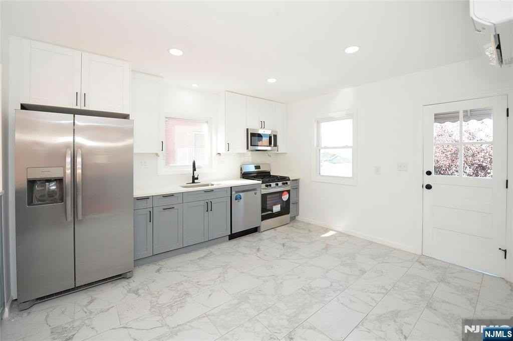 319 7th St - Photo 4 of 16