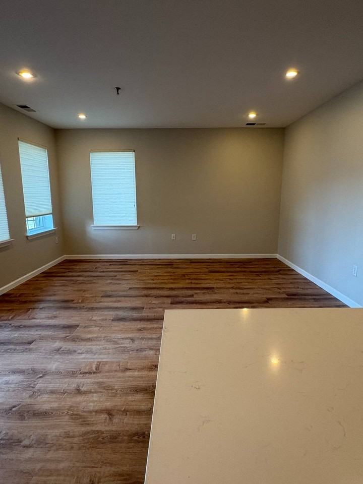 1416 Outlook Ave - Photo 5 of 8