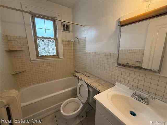 4700 Curtis St #2W - Photo 3 of 5