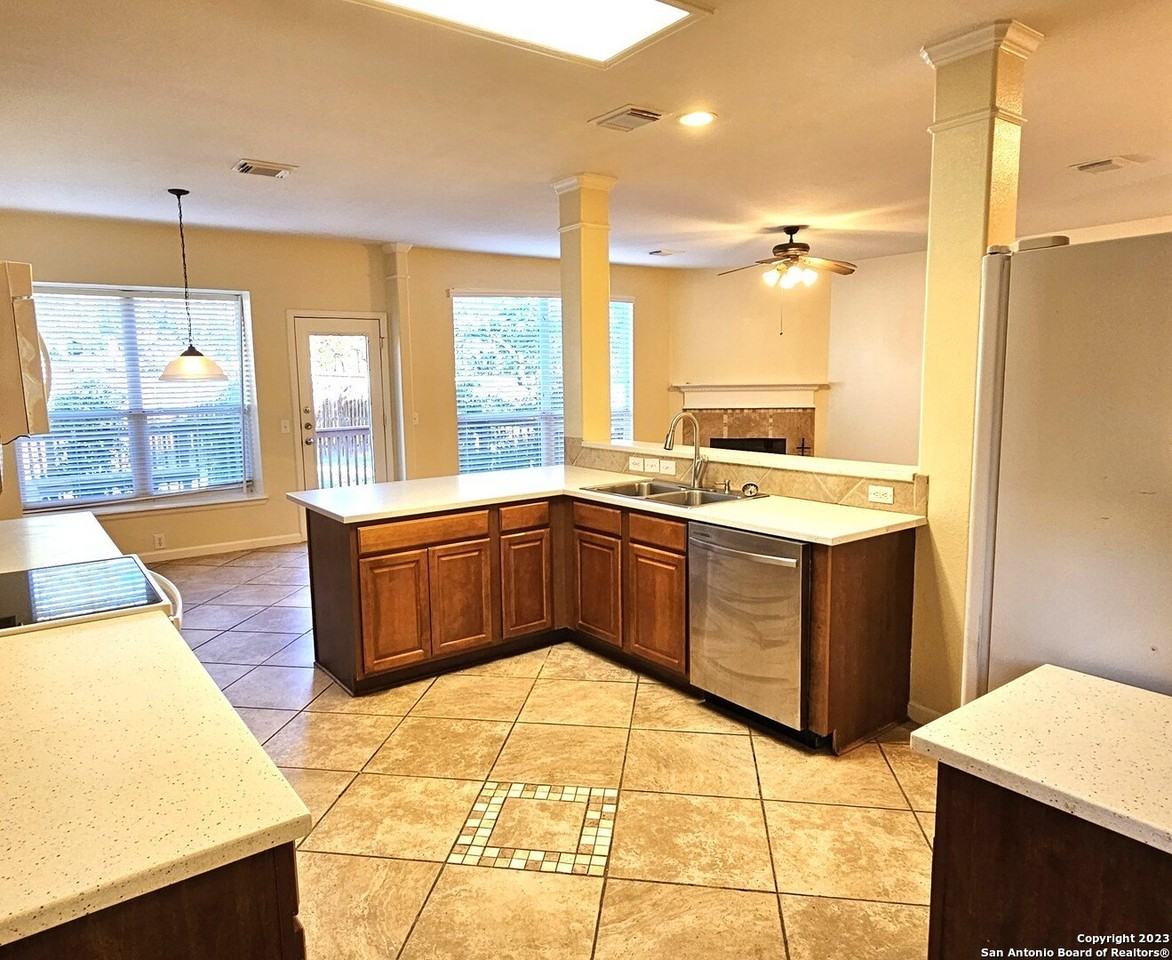 1507 Lookout Pt - Photo 5 of 36