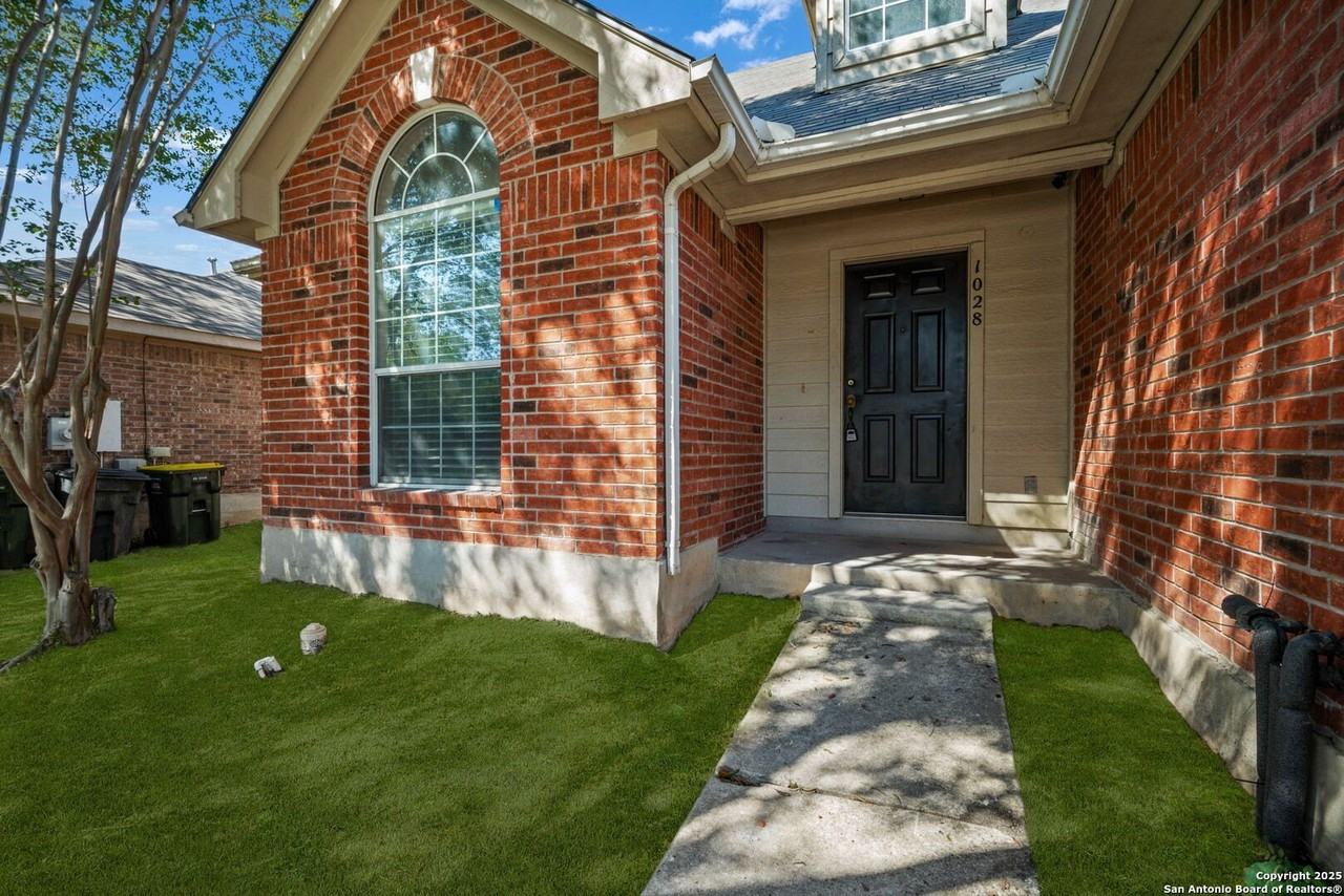 1028 Gate Creek Ln - Photo 4 of 32