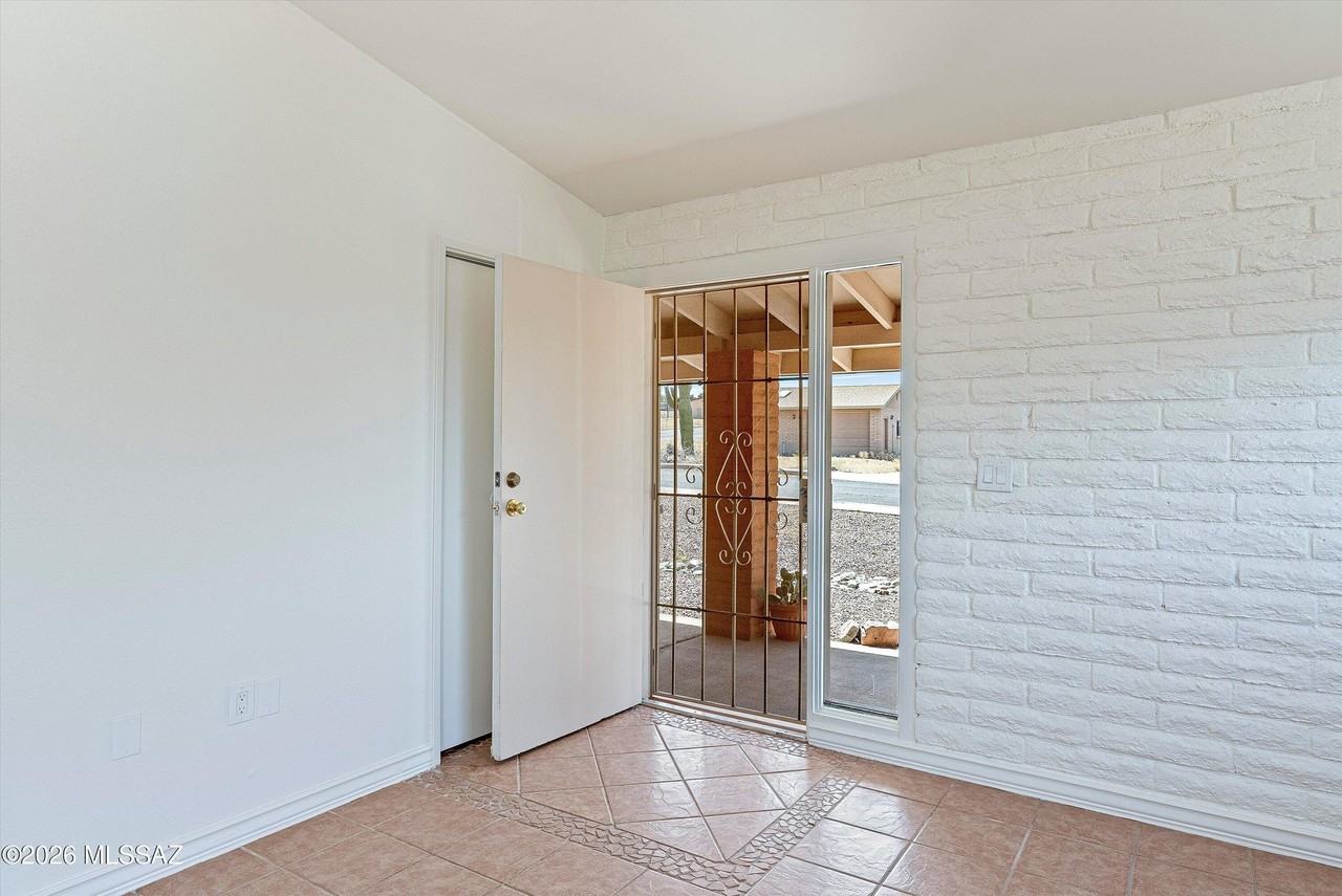 519 S Avenue D - Photo 7 of 34