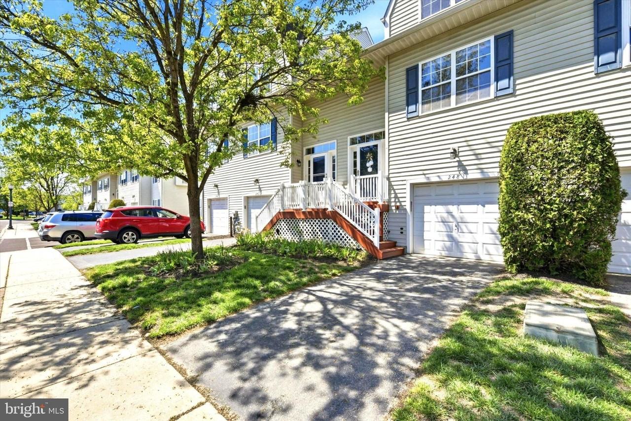 248 Roosevelt Ave - Photo 2 of 27