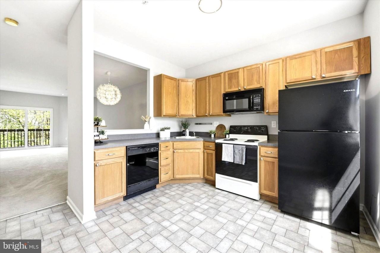 248 Roosevelt Ave - Photo 3 of 27