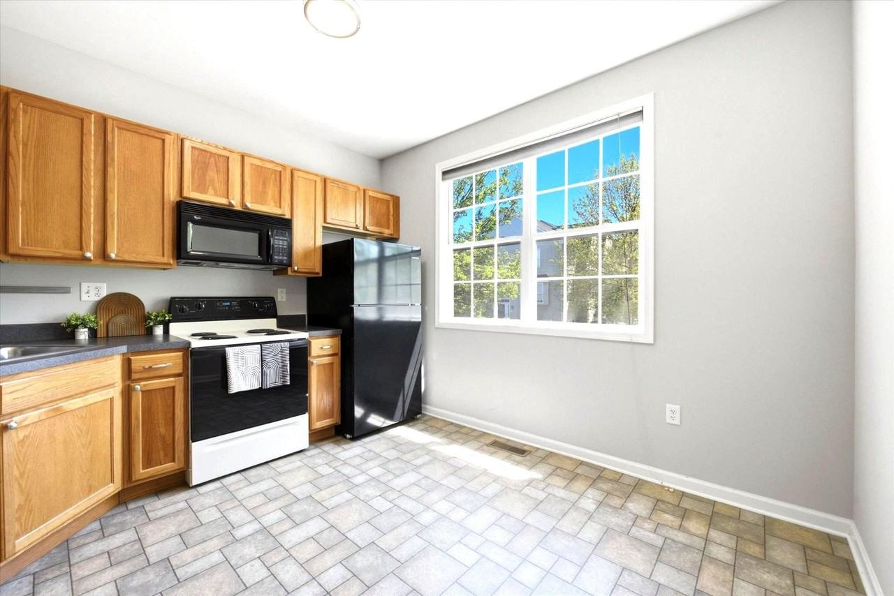 248 Roosevelt Ave - Photo 4 of 27