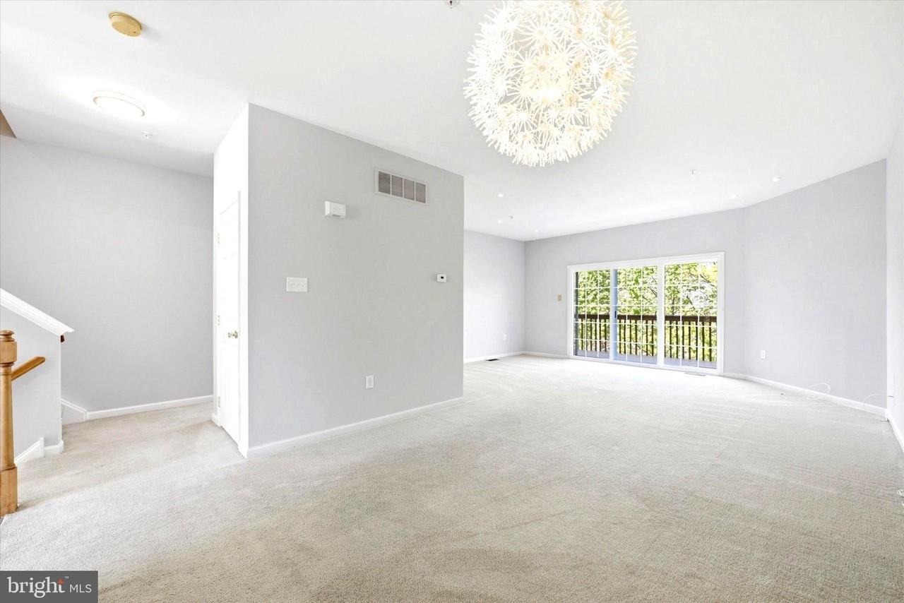 248 Roosevelt Ave - Photo 5 of 27