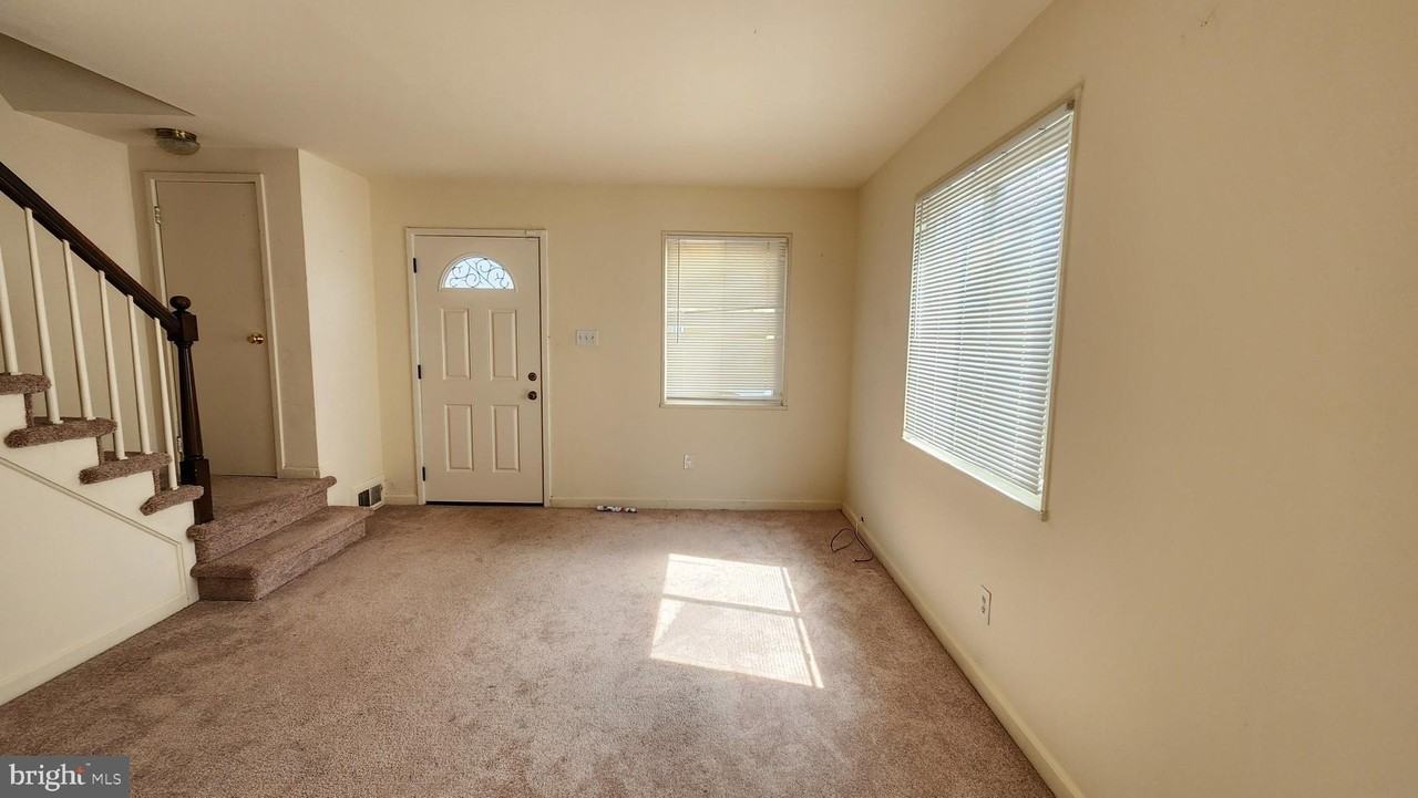 27 S Hudson St - Photo 3 of 16