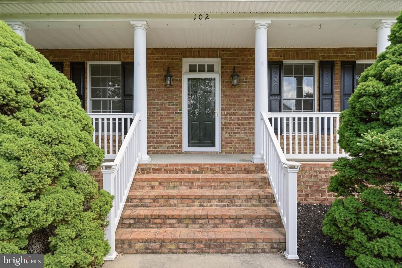 102 Bramble Ct - Photo 4 of 50