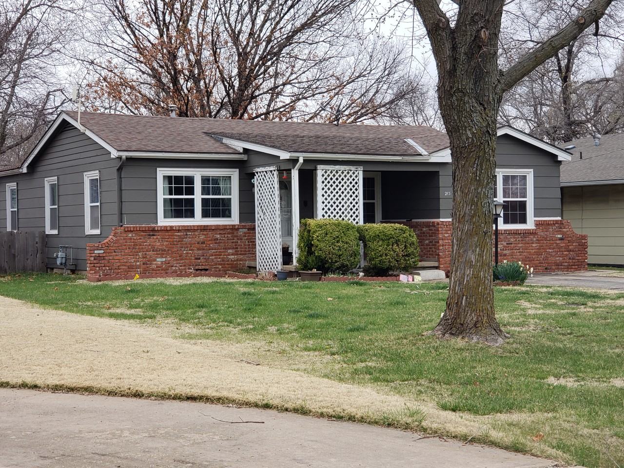 213 N Pecan St - Photo 2 of 20