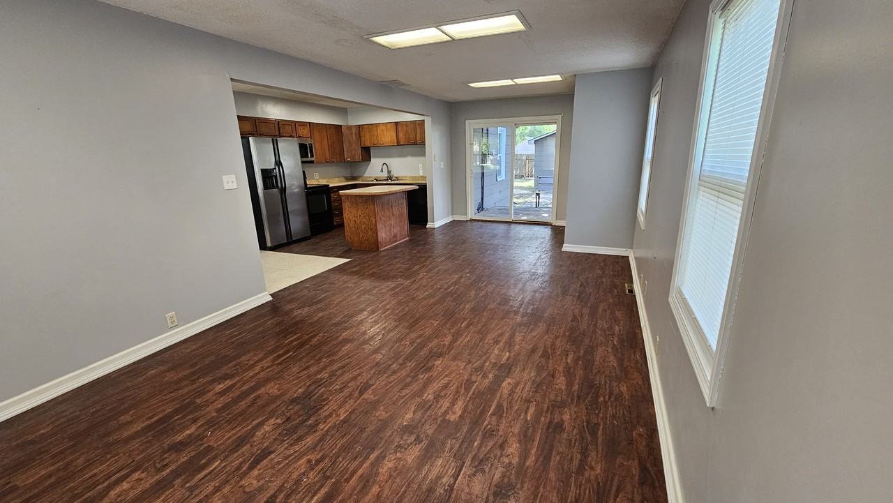 213 N Pecan St - Photo 3 of 20