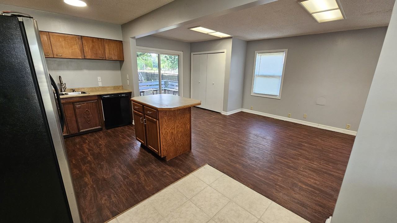 213 N Pecan St - Photo 4 of 20