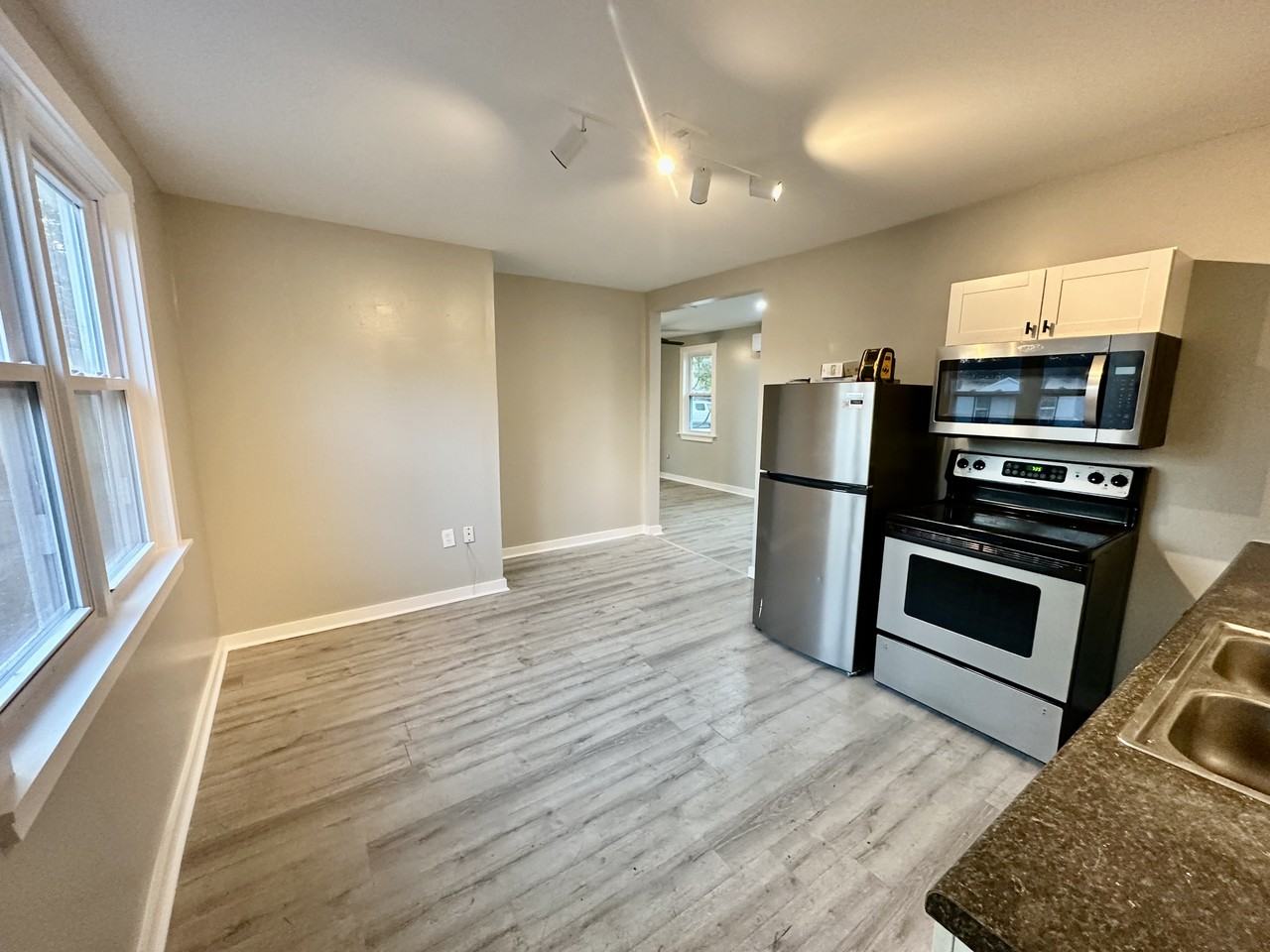 1914 Fuller St - Photo 4 of 8