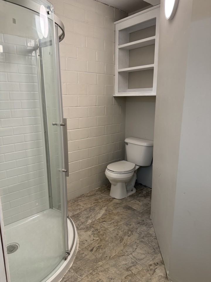422 Myrtle St E #B - Photo 3 of 9