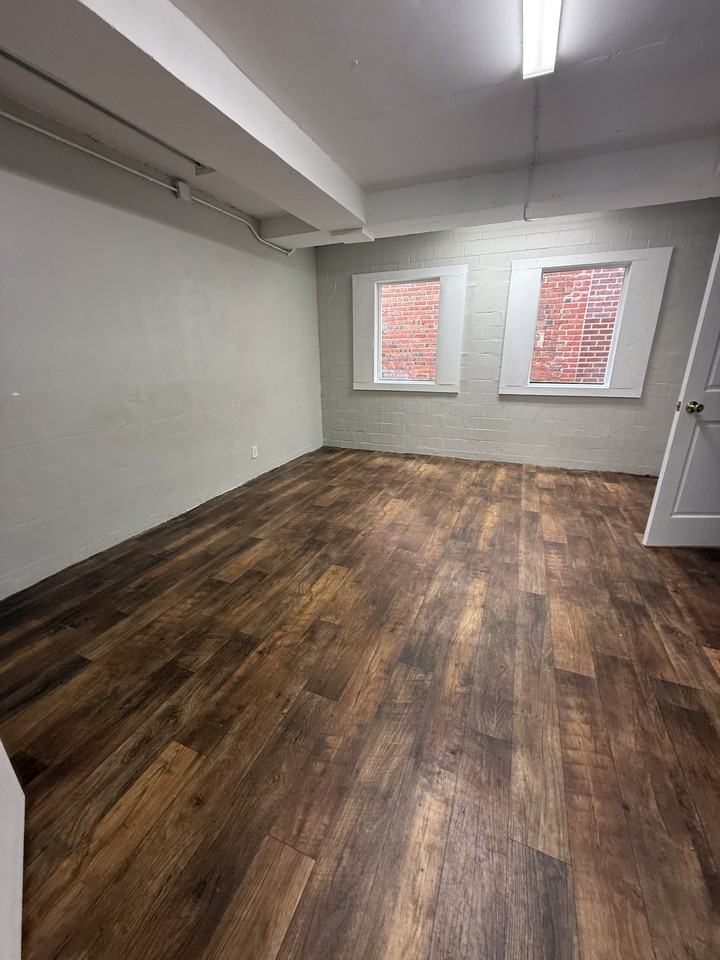 422 Myrtle St E #B - Photo 5 of 9