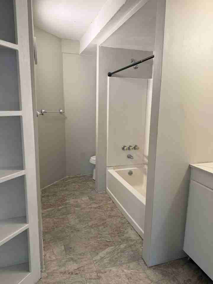 422 Myrtle St E #B - Photo 6 of 9