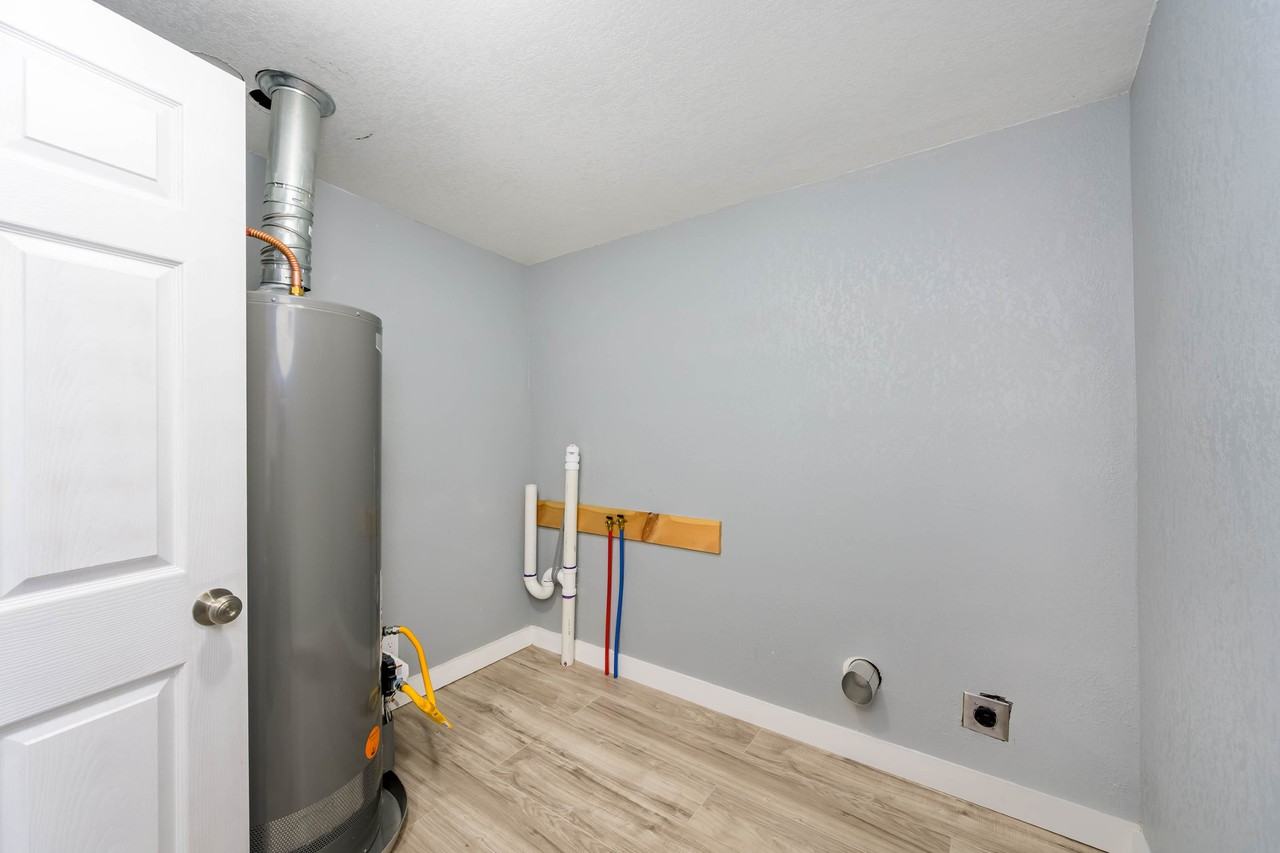 407 W 6th Ave - Photo 4 of 14