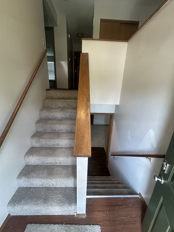 555 Whitegate Dr - Photo 3 of 15