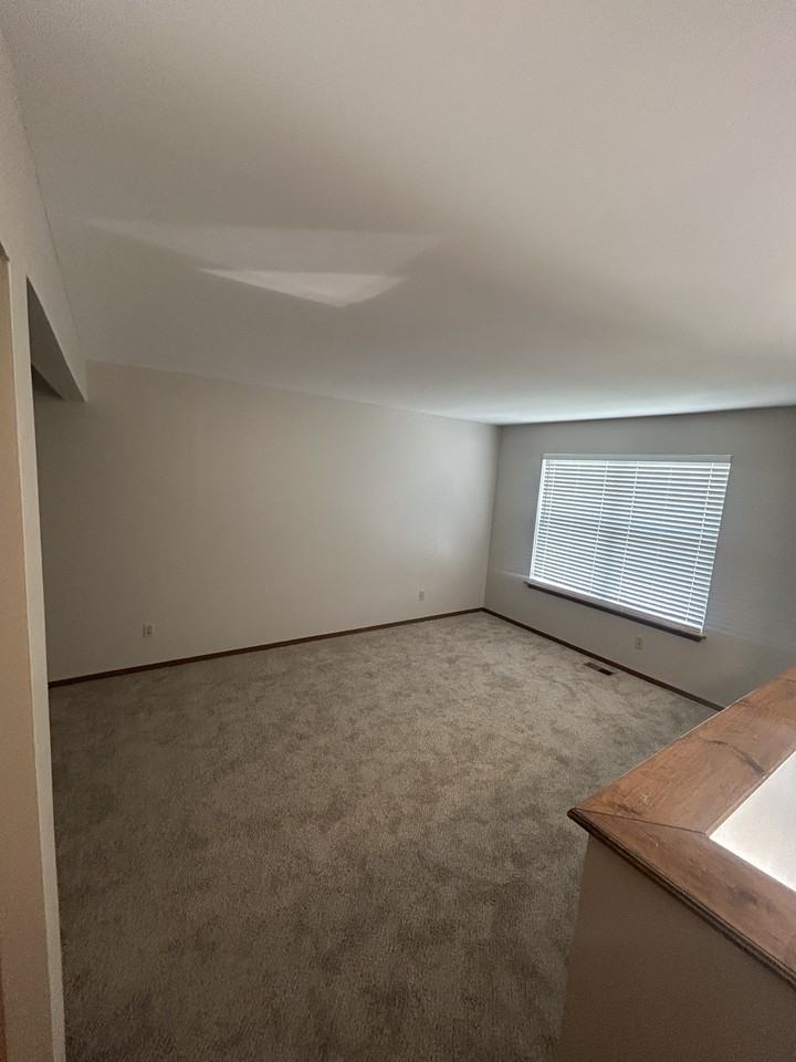 555 Whitegate Dr - Photo 4 of 15