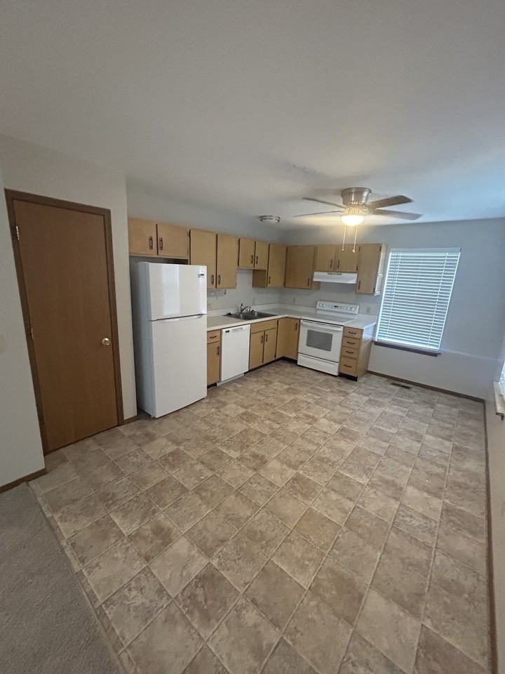 555 Whitegate Dr - Photo 7 of 15