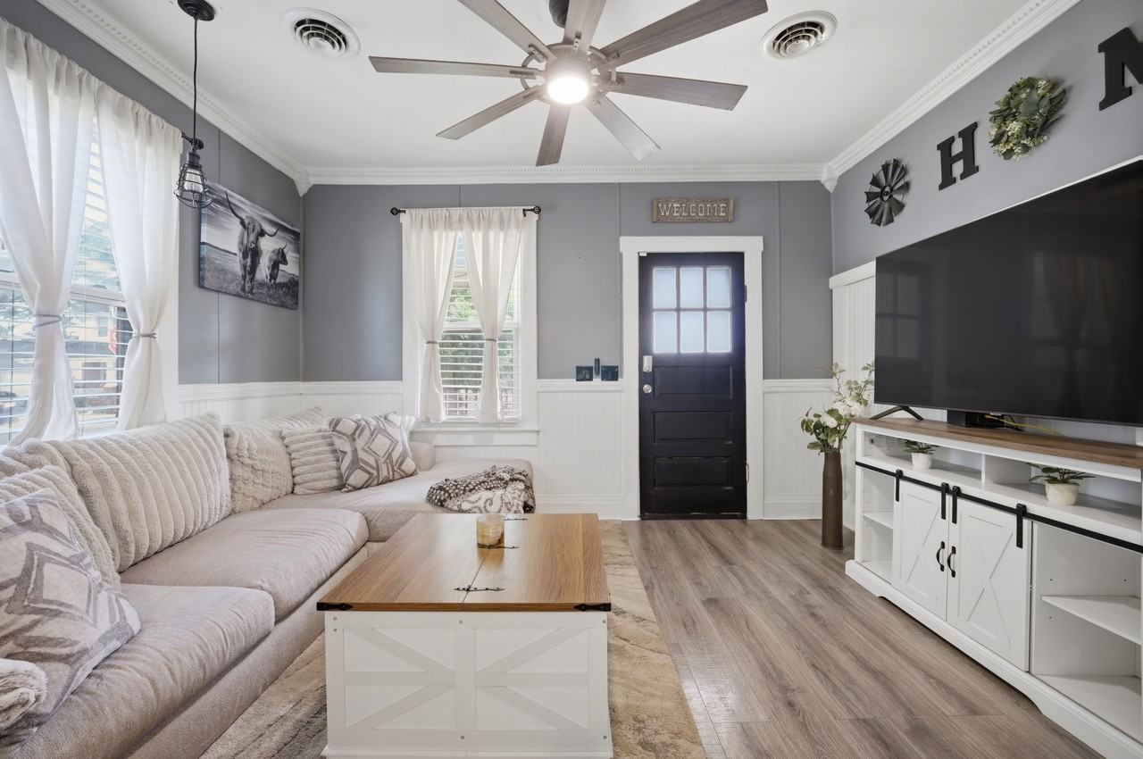 1080 Green St - Photo 3 of 21