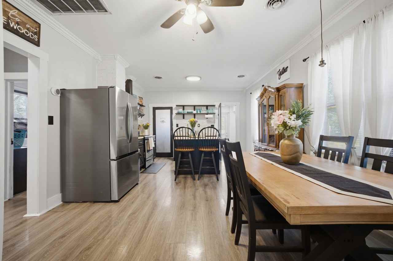 1080 Green St - Photo 4 of 21