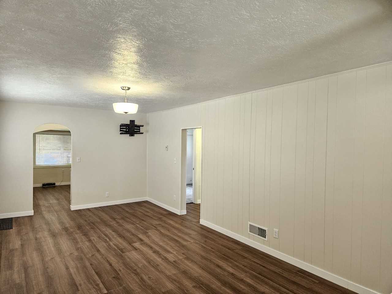 1133 N Hayes Ave - Photo 3 of 19