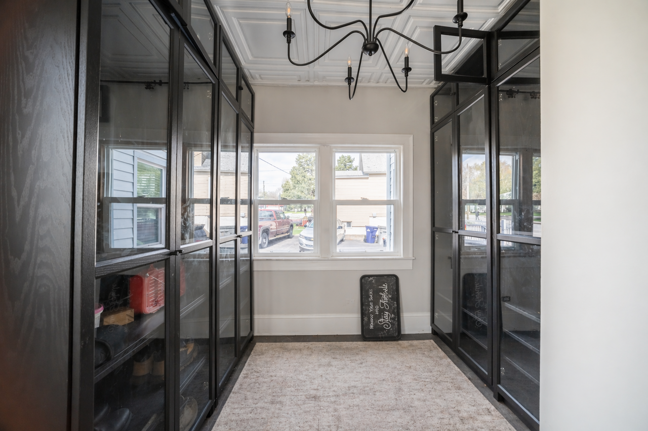 714 Villa St - Photo 3 of 11