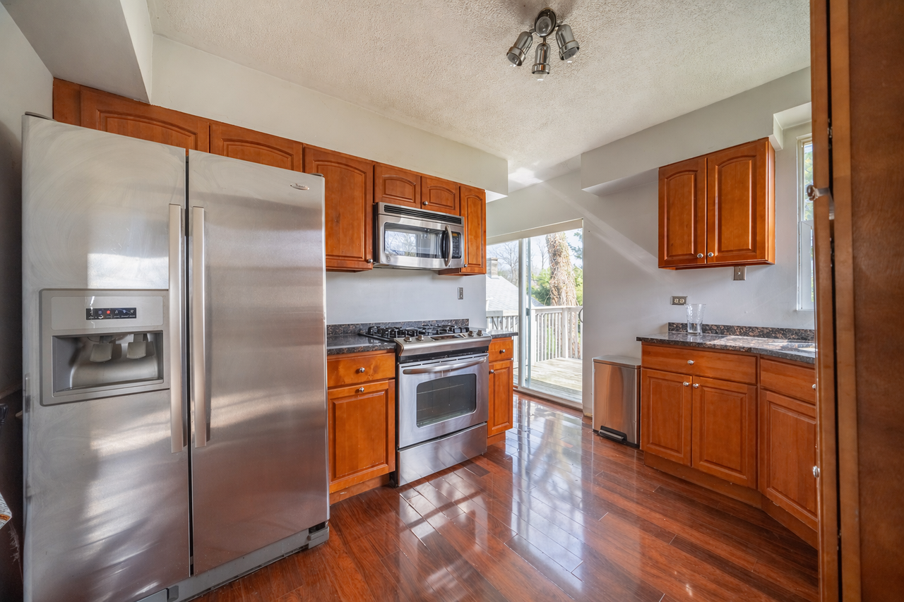 714 Villa St - Photo 4 of 11