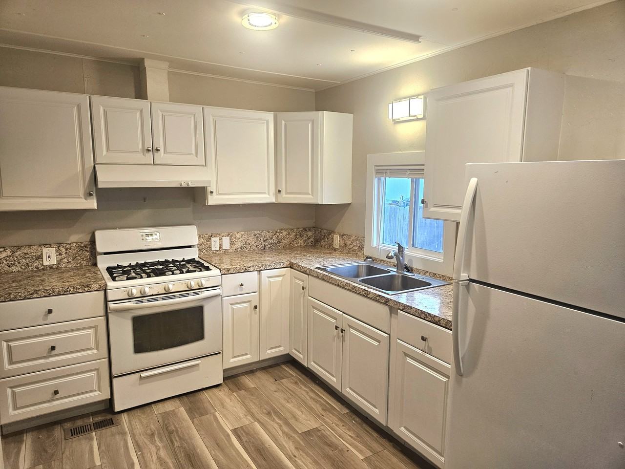 79 Driftwood St - Photo 6 of 10