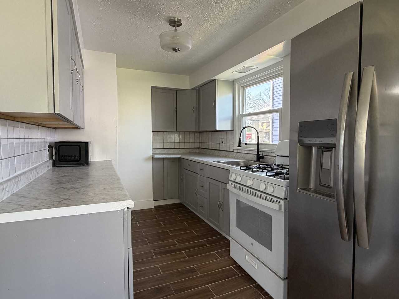 336 W 29th St - Photo 3 of 26