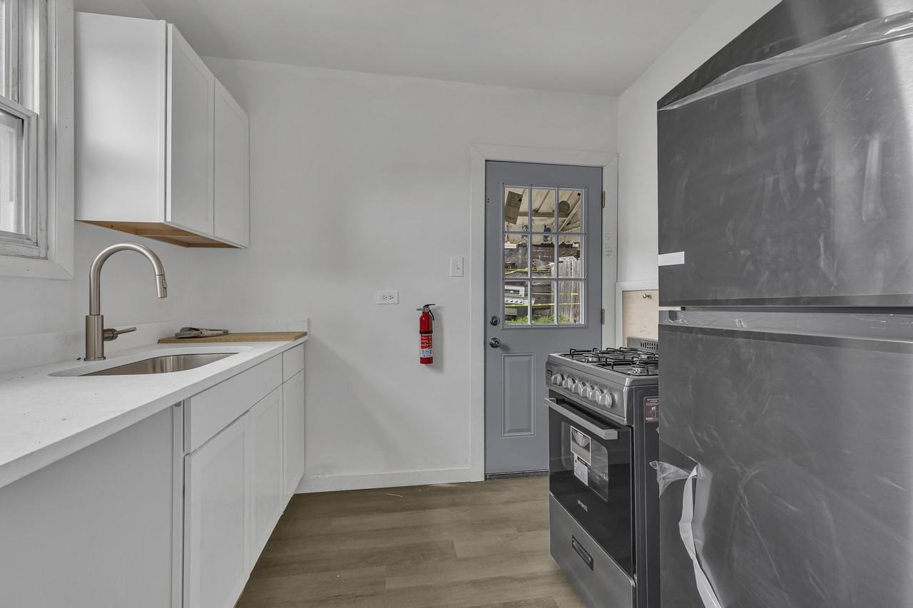 862 Grove Ave - Photo 3 of 10