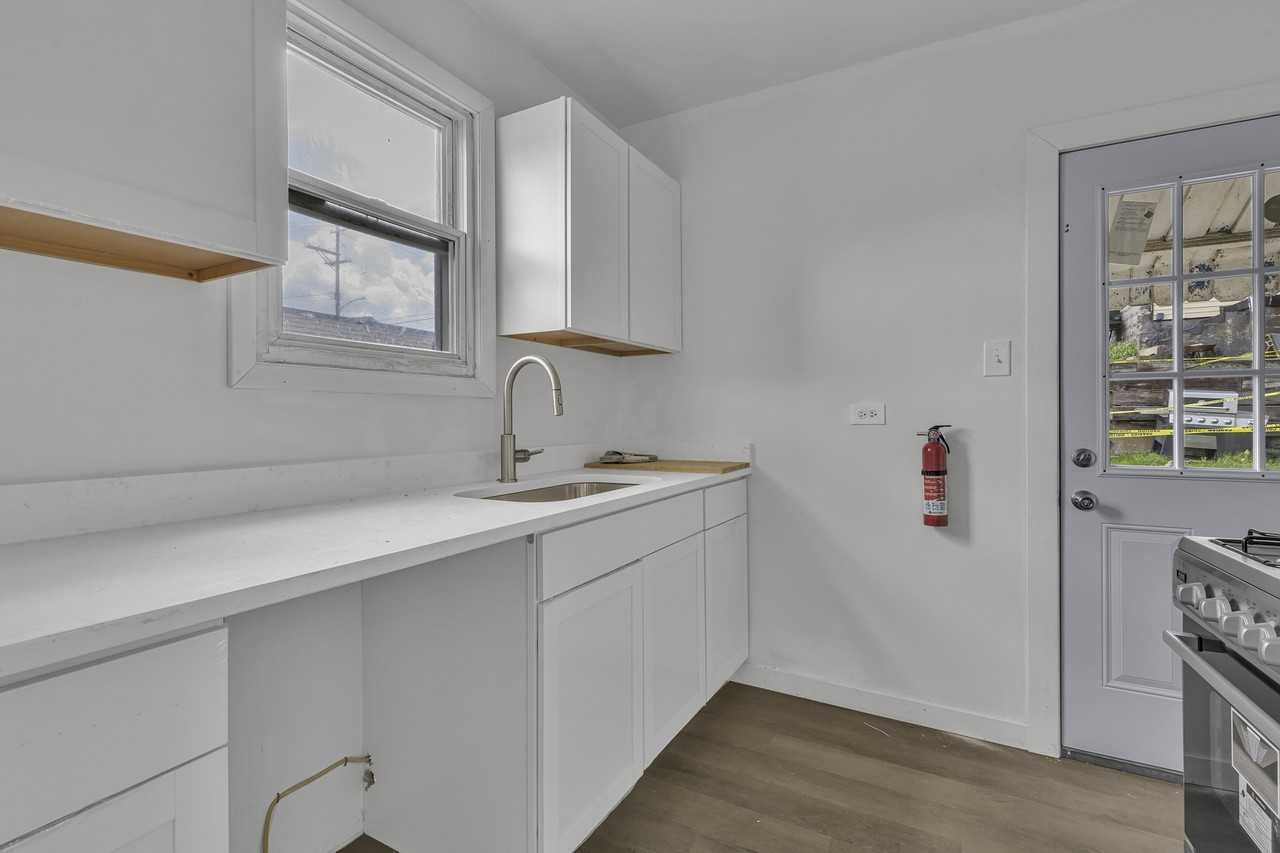 862 Grove Ave - Photo 6 of 10