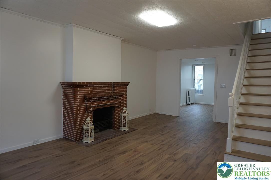 128 S West St - Photo 2 of 24