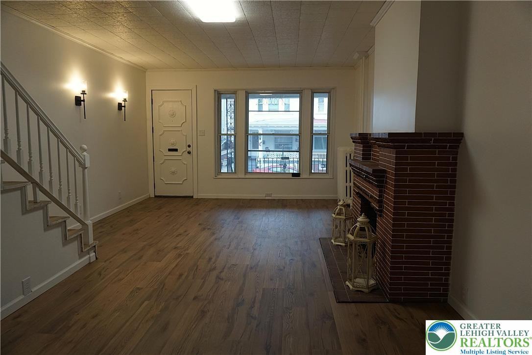 128 S West St - Photo 3 of 24
