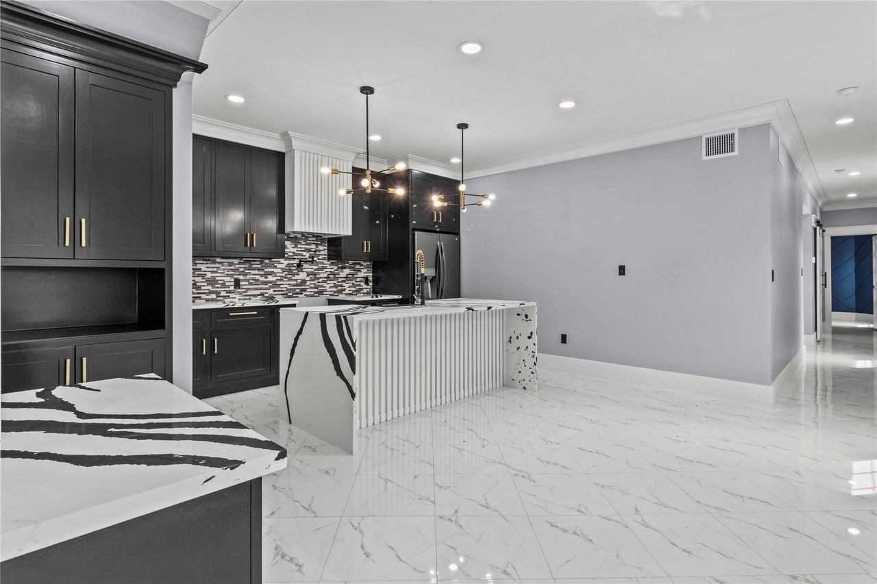 7912 Avenue E - Photo 2 of 13