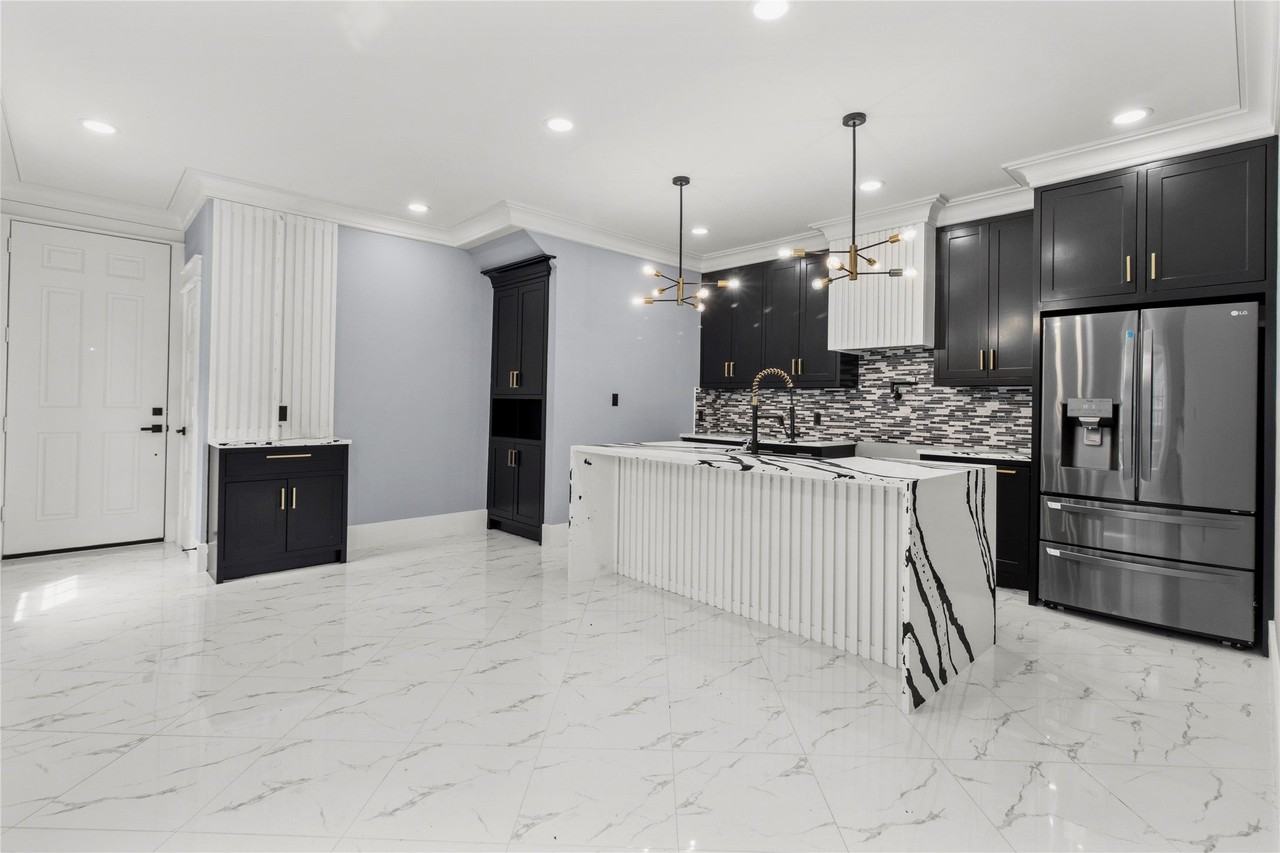 7912 Avenue E - Photo 3 of 13