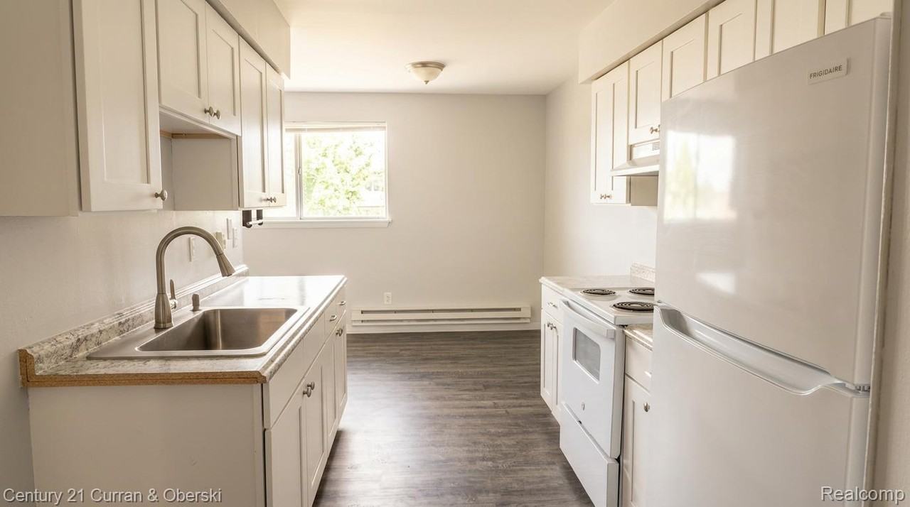 203 Thomas St - Photo 4 of 10