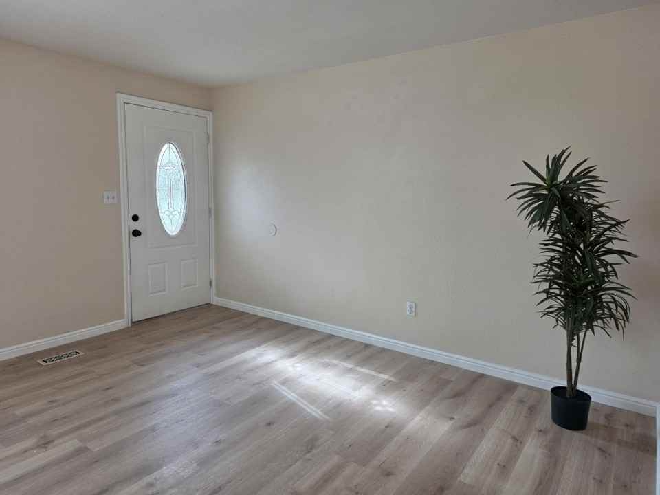 3264 W 4700 S - Photo 4 of 31