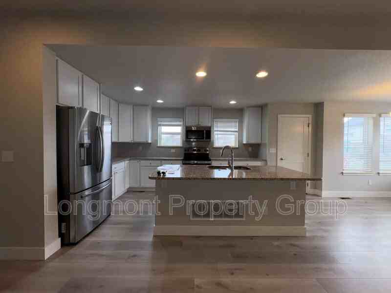 1303 S Oak Ct - Photo 6 of 27