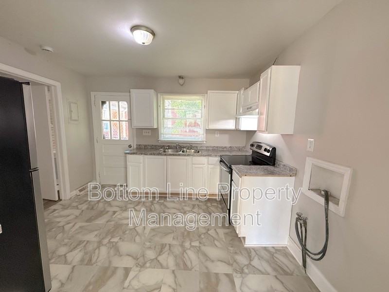 1408 Dean St - Photo 3 of 16