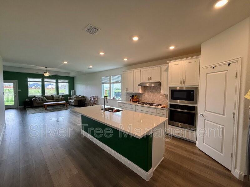 14728 Ledger Ln - Photo 5 of 41