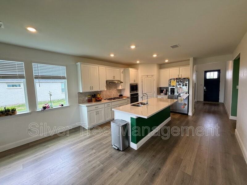 14728 Ledger Ln - Photo 6 of 41